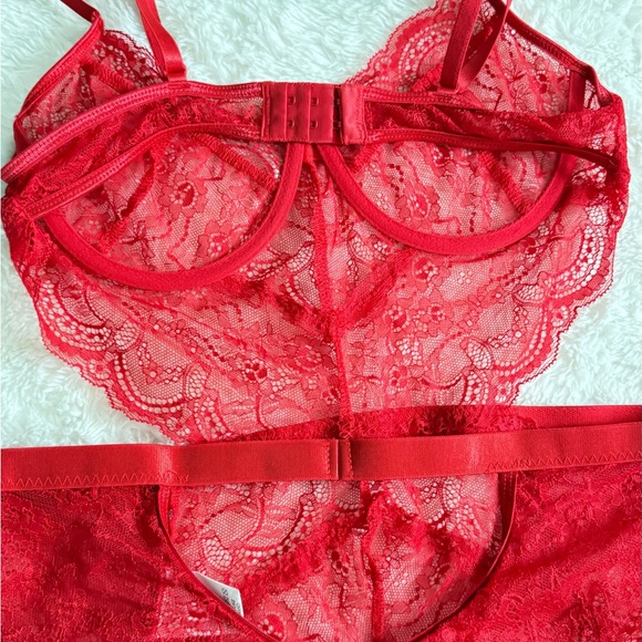 Elegant Red Lace Lingerie Set - Picture 8 of 11